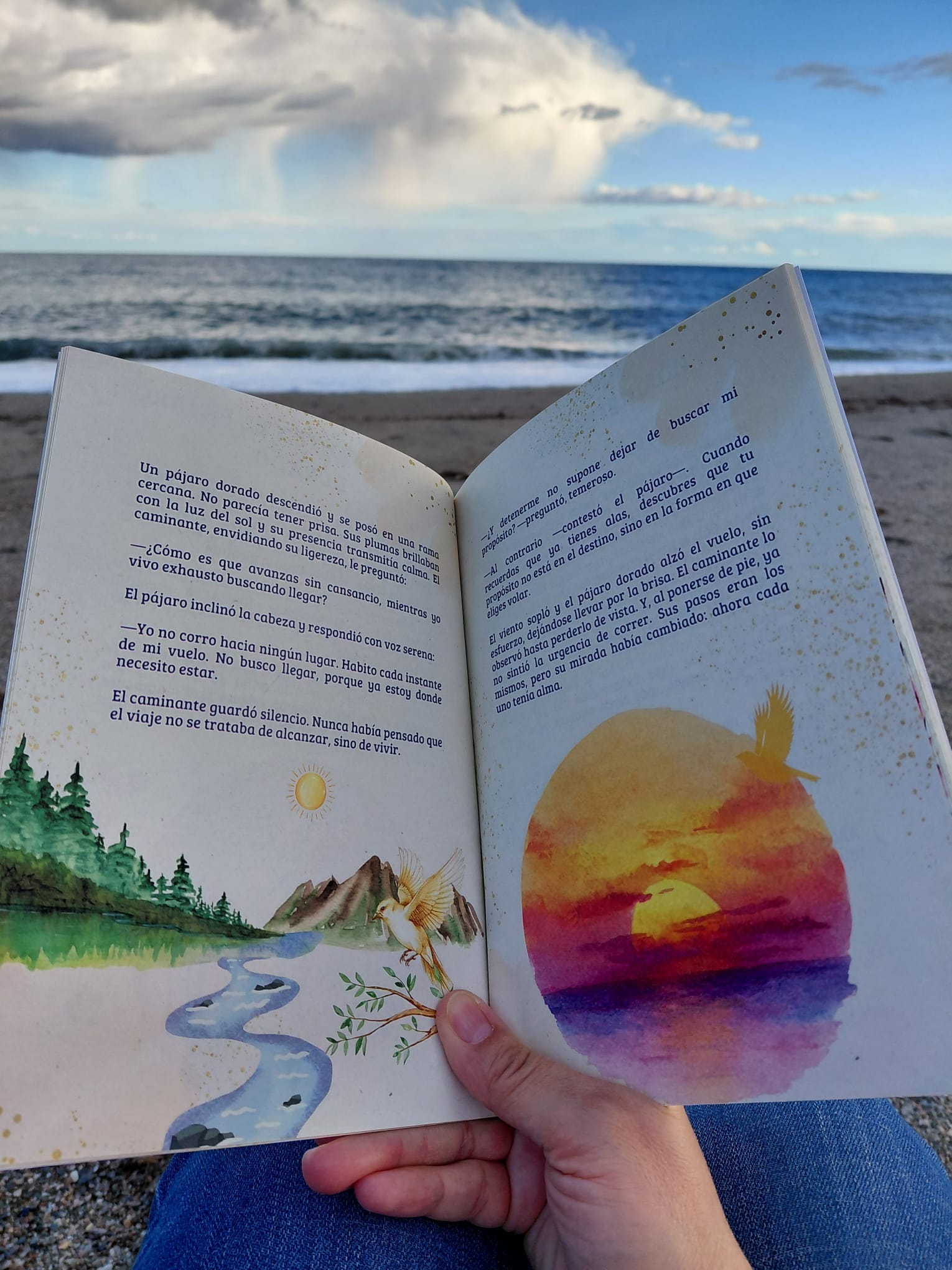 Interior del libro Fábulas con Alas abierto, con el mar de fondo