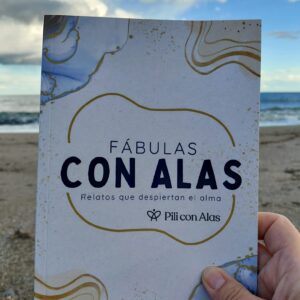Libro Fábulas con Alas de Pili con Alas, con el mar de fondo