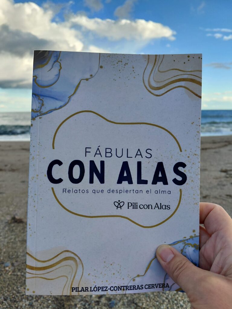 Libro Fábulas con Alas de Pili con Alas, con el mar de fondo
